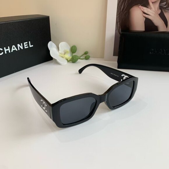 Chanel Tortoiseshell Sunglasses with Quilted Case - Picture 1 of 8